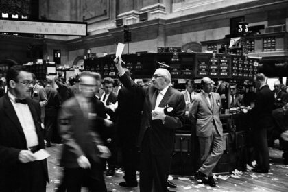 New York stock exchange trading floor photo illustrating tech sell-off